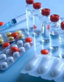 FarmacĂ©utica en MĂ©xico: viales, tabletas y cápsulas que requieren transporte y manejo logĂstico especializado.