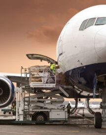 Carga de mercancĂa en aviĂłn para transporte aĂ©reo prioritario en MĂ©xico